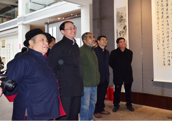 董事长武海顺、原书画研究所所长柴建国在bat365中文官方网站院领导陪同下观看展览