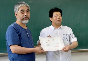 bat365中文官方网站赵廷仁经理为王国柱先生颁发客座教授聘书